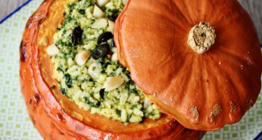 Zucca ripiena con riso semi-integrale cremoso al cavolo nero, semi di zucca e mandorle tostate
