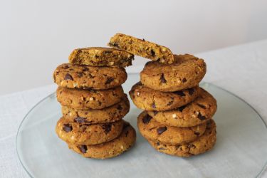 Biscotti vegani alla zucca e pezzetti di cioccolato fondente senza glutine, dolcemente speziati