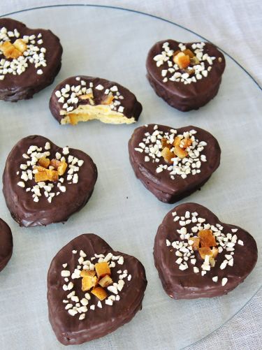 Biscottini con frolla allo zafferano e scorza di arance, marmellata d'arancia e cioccolato fondente - zoom