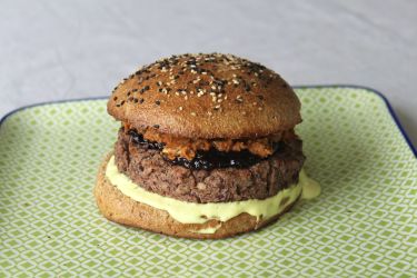 Burger vegetariano ai fagioli rossi, maionese vegana, pesto di pomodoro secco e panino integrale - cover