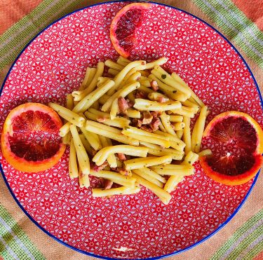 Pasta casarecce al succo d'arancia, pancetta croccante e scorza di limone - overview