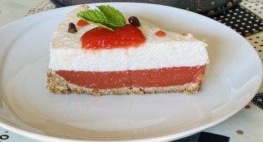 Cheesecake all'anguria e crema di yogurt e ricotta senza cottura - fetta