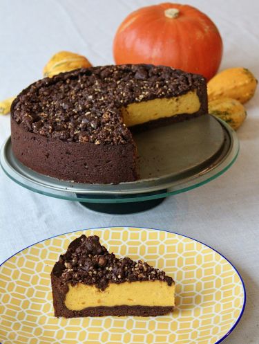 cheesecake alla crema di ricotta e zucca con pasta frolla e streusel al cacao - con fetta tagliata