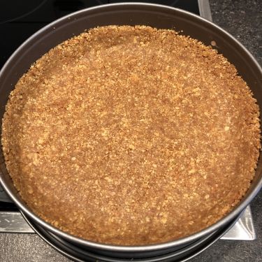 Cheesecake alle mele e scaglie di cioccolato fondente - base di biscotti e burro