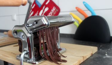 Tagliatelle al cacao con crema di zucca e funghi trifolati - preparazione tagliatelle con macchina per stendere la pasta a mano