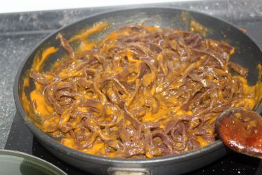 Tagliatelle al cacao con crema di zucca e funghi trifolati - tagliatelle con crema di zucca passate in padella