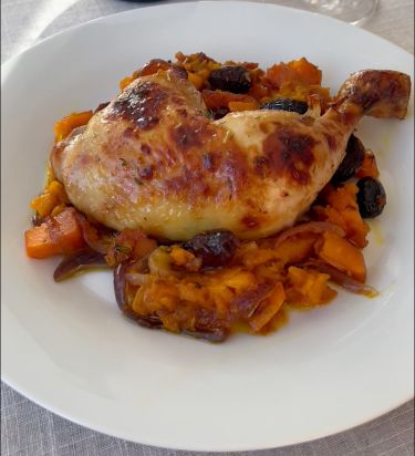 Cosce di pollo con zucca, cipolle rosse e olive nere in agrodolce al miele