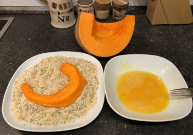Preparazione cotolette di zucca - zucca moscata, uova sbattute e mix di pangrattato per panatura