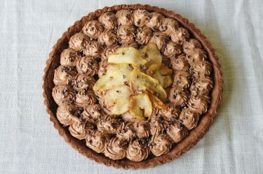 Crostata al cacao con confettura alle pere e mousse di castagne e cioccolato  - intera