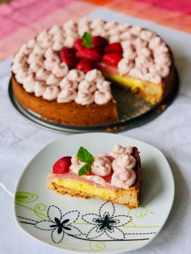 crostata con crema pasticciera, crema fragole e acqua, crema fragole e panna - con fetta