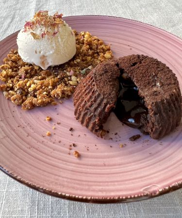 Gelato alla rosa e miele, crumble alle nocciole, tortino caldo al cioccolato fondente - zoom