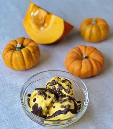 Gelato alla zucca con semi di zucca caramellati e cioccolato fondente fuso