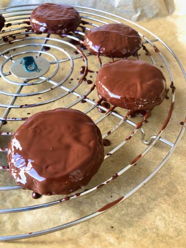 Biscotti Lebkuchen ricoperti al cioccolato fuso - cioccolato appena versato