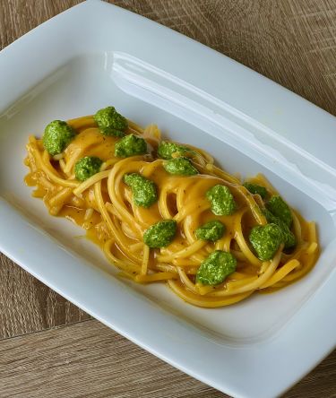 Linguine mantecate con crema di zucca e pesto di spinacino e frutta secca