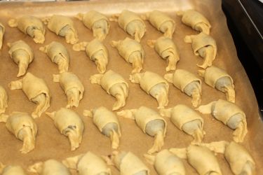 Cornettini ripieni alla nutella - teglia con i cornettini pronti per infornarli