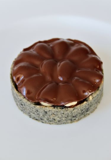 Mini-tarte al sesamo nero con composta di albicocche, mousse al cioccolato bianco, vaniglia e mandorla, cioccolato 1