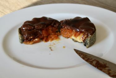 Mini-tarte al sesamo nero con composta di albicocche, mousse al cioccolato bianco, vaniglia e mandorla, cioccolato 2