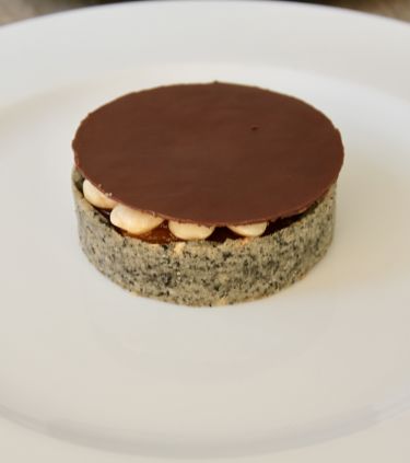 Mini-tarte al sesamo nero con composta di albicocche, mousse al cioccolato bianco, vaniglia e mandorla, cioccolato - con disco cioccolato duro