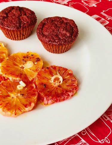 Muffin soffici salati di barbabietola rossa e insalata di arance - zoom