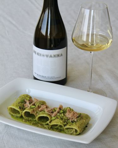 Paccheri al pesto di capperi di Pantelleria, prezzemolo, menta, mandorle, pistacchi e tonno sott'olio - con vino Helios Grillo 2020 Di Giovanna