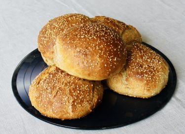 Panini bun per hamburger con farina integrale e burger vegetariani con cipolle rosse in agrodolce - panini