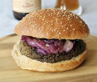 Panini bun per hamburger con farina integrale e burger vegetariani con cipolle rosse in agrodolce