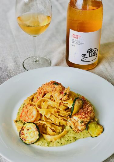 pasta bisque di gamberoni in bianco, crema di zucchine fritte e mandorle, gamberoni in crosta di granella mandorle - con vino Camurrìa Orange Di Giovanna