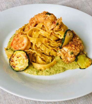 pasta bisque di gamberoni in bianco, crema di zucchine fritte e mandorle, gamberoni in crosta di granella mandorle - cover