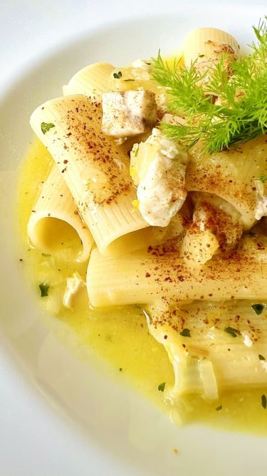 Pasta mare e agrumi con pesce spada, acciughe, bottarga, arance, finocchi e cipolle - zoom