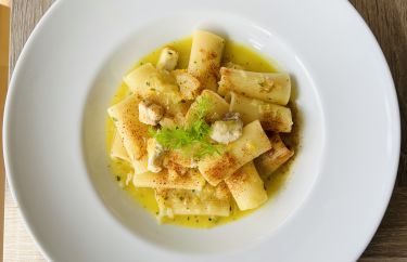 Pasta mare e agrumi con pesce spada, acciughe, bottarga, arance, finocchi e cipolle - cover