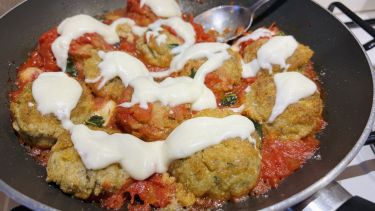 Polpette con melanzane, sugo di pomodoro, besciamella al Ragusano Dop in padella