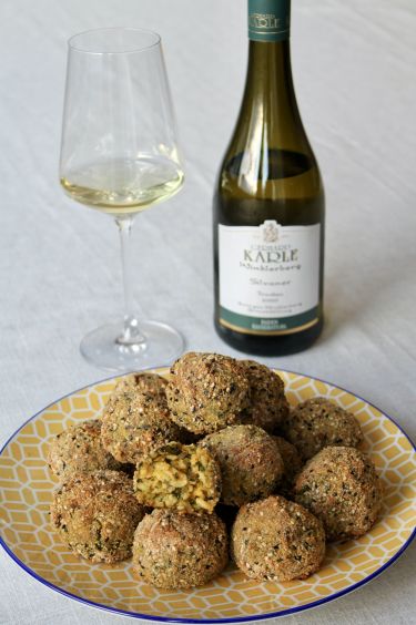 Polpette di riso impanate con sesamo e pangrattato ripiene con cavolo nero e crema di patate dolci - con vino