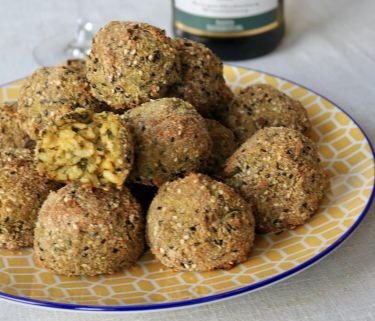 Polpette di riso impanate con sesamo e pangrattato ripiene con cavolo nero e crema di patate dolci