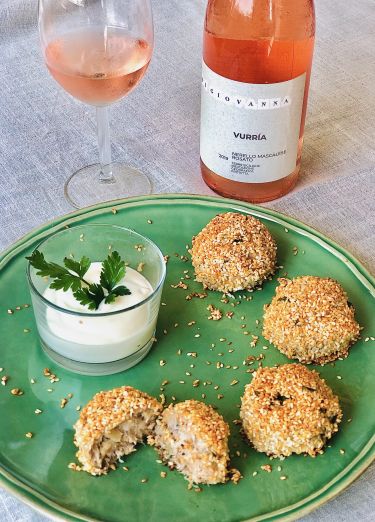 polpette di tonno, cipolle, capperi, mollica in crosta di sesamo con vino Vurría Rosato di Nerello Mascalese Di Giovanna 2019