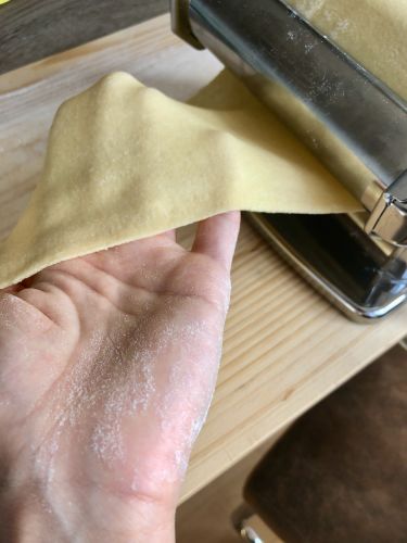 ravioli fave e ricotta con fonduta di pecorino e zafferano - sfoglia pasta