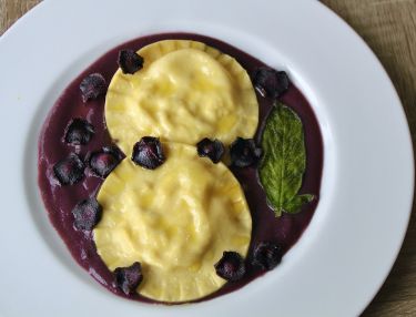 Ravioloni ripieni di ricotta, pecorino, nocciole e zest di limone su purea di carote viola - panoramica