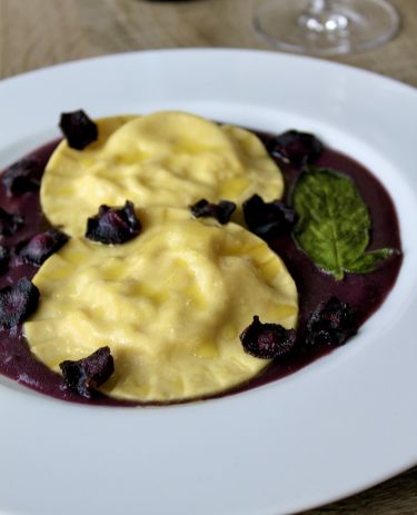 Ravioloni ripieni di ricotta, pecorino, nocciole e zest di limone su purea di carote viola - zoom