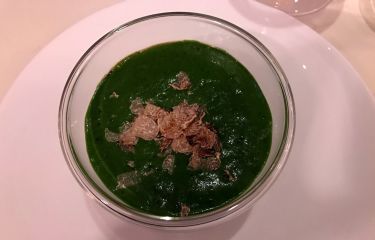 Restaurant Edvard Vienna - crema spinaci, Sot-l'y-laisse, tuorlo d'uovo, scaglie di tartufo bianco d'Alba