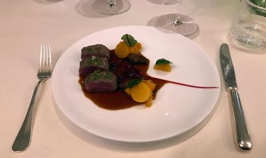 Restaurant Edvard Vienna - carne di capriolo su aghi di abete rosso, cavolo navone