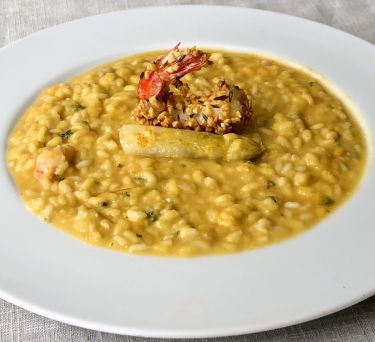 risotto alla crema di asparagi bianchi e gamberoni con tocco di mandorle croccanti - frontale