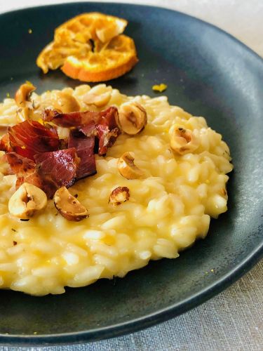 Risotto cremoso alle clementine, nocciole tostate e bacon di manzo croccante - zoom