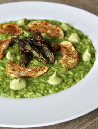 Risotto primavera alle cime di rapa, fave, asparagi, chips di carciofo e formaggio di pecora - zoom