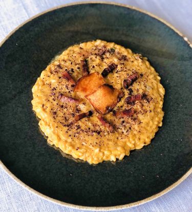 Risotto purè di zucca fritta, pancetta croccante e scagliette di cioccolato fondente