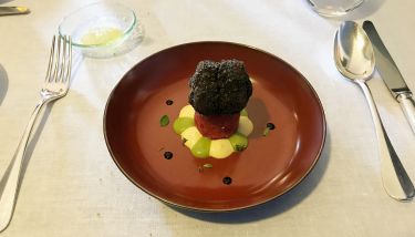 Ristorante Il Duomo Ragusa Ibla - bignè cosparso di polvere di nero di seppia e tartufo ripieno di crema tartufata