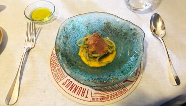 Ristorante Il Duomo Ragusa Ibla - spaghettoni con crema di erbe citriche su crema di carote e con carpaccio di pesce e bottarga di tonno