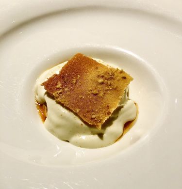 ristorante gellius - composta di albicocche, mousse cioccolato bianco e biscotto alla nocciola con nocciole tostate