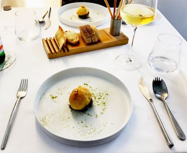 Ristorante I Pupi Bagheria - sfera di pane indiano fritta ripiena di cuore di carciofo, spezie indiane e mousse di patate