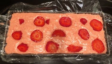 semifreddo alle fragole e savoiardi - forma plumcake con pellicola per alimenti