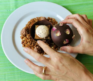 Sfera di cioccolato fondente, semifreddo alla mandorla, biscotto morbido alla mandorla, crumble e mousse al cioccolato 1