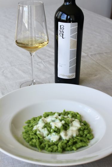 Spätzle all'aglio orsino con fonduta di pecorino stagionato - con vino